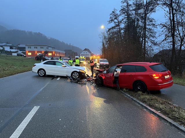 Diepflingen/BL: Frontalkollision zwischen zwei Personenwagen – drei Personen verletzt 