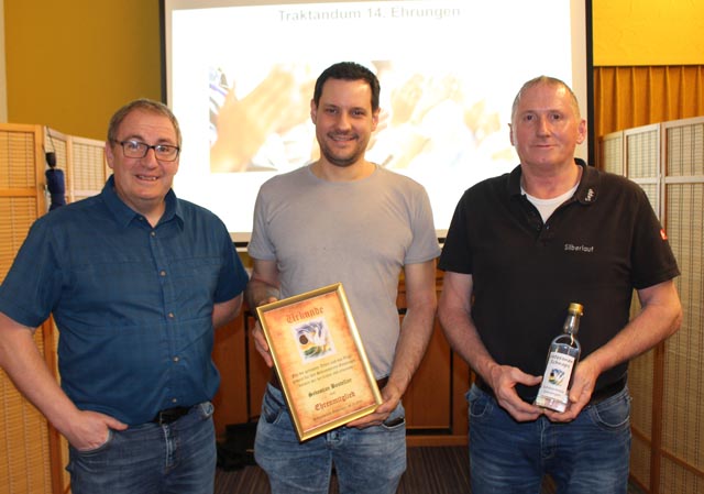 Präsident Andi Erdin mit neuem Ehrenmitglied Sebastian Boutellier und Jungveteran Sepp Zumsteg (v.l.). Foto: zVg