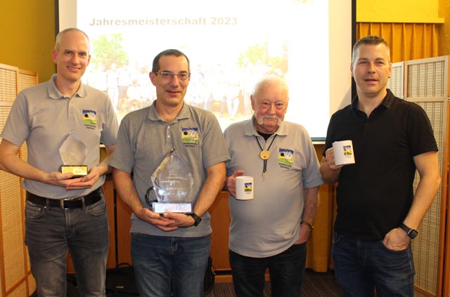Gewinner kleine Meisterschaft Stefan Jäggi, Gewinner grosse Meisterschaft Claude Chenaux, 2. Rang Kurt Andres, 3. Rang Mathias Senn (v.l.). Foto: zVg