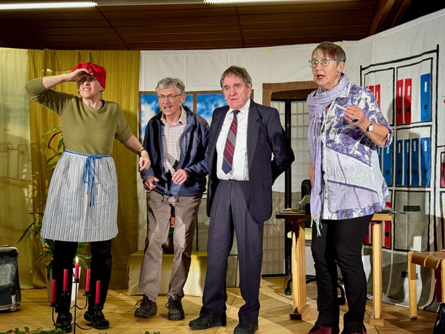 Möhlin: THEATERplus spielte selbstgeschriebenes Stück «Wer ist Er?»