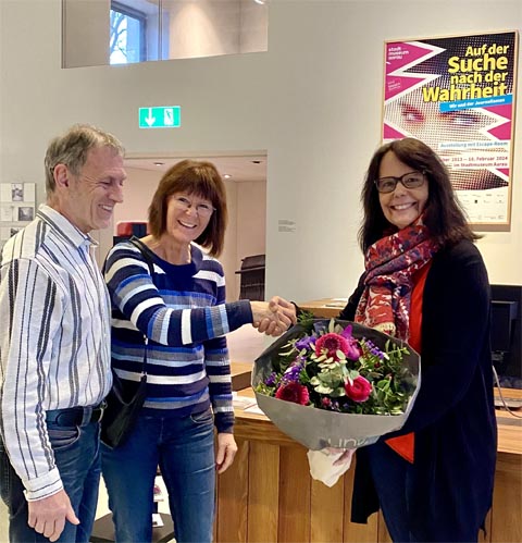 Mehr als 10'000 Besucher:innen! Ko-Kuratorin Katja Bianchi begrüsste aus diesem Anlass beim Empfang des Stadtmuseums Aarau Silvia Reidy mit ihrem Mann Daniel Reidy (v.r.). Foto: Alicia Giachino