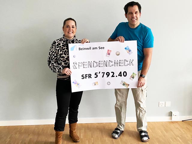 Winterhilfe-Präsidentin Martina Bircher, die aus den Händen des Beinwiler Schulleiters Silvan Zürcher den Check über 5792.40 Franken übernehmen darf. Foto: zVg