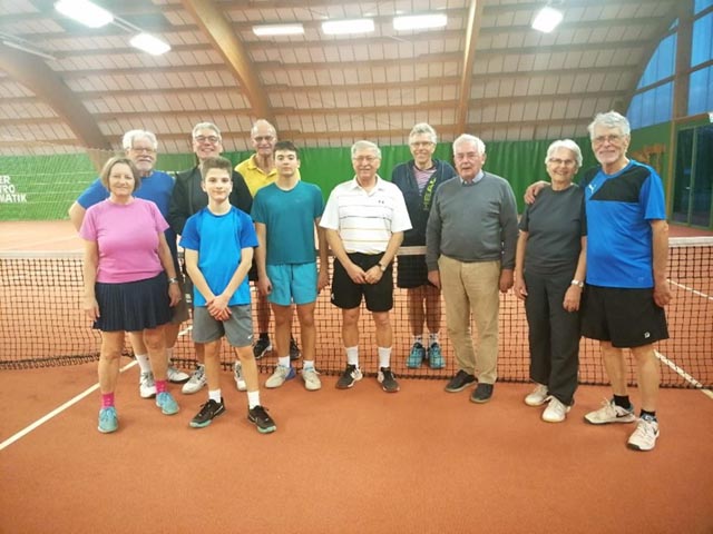Vor dem Fondue wurde Tennis gespielt. Foto: zVg