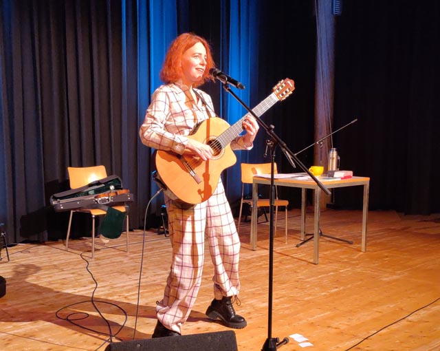 Ob gesungen, gelesen oder improvisiert: Uta Köbernicks Aphorismen über den gewöhnlichen Alltag und das grosse Weltgeschehen regen zum Schmunzeln und zum Nachdenken an.Foto: Dominik Pfoster