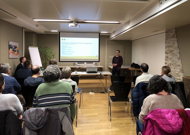 EVP-Landrat Tobias Beck präsentiert die Landratsbeschlüsse zum Energiegesetz. Foto: zVg