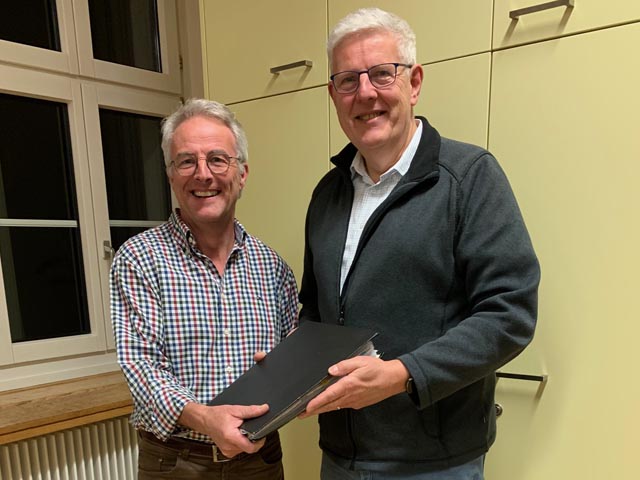 Dani Fürst gibt seine Akten an das neue Vorstandsmitglied Markus Kuhn weiter. Foto: zVg