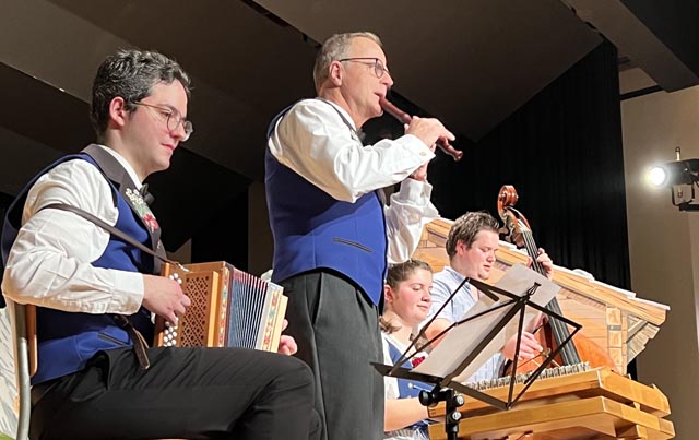 Remus Regli (Schwyzerörgeli), Matthias Hunziker (Blockflöte), Anja Mettler (Hackbrett) und Andreas Liebi (Kontrabass). Foto: zVg