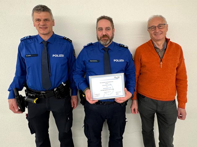 Hansueli Loosli, Leiter der Regionalpolizei unteres Fricktal (links), und Rheinfeldens Vizeammann Walter Jucker (rechts) gratulieren Leonardo D’Innocente zur Beförderung. Foto: zVg