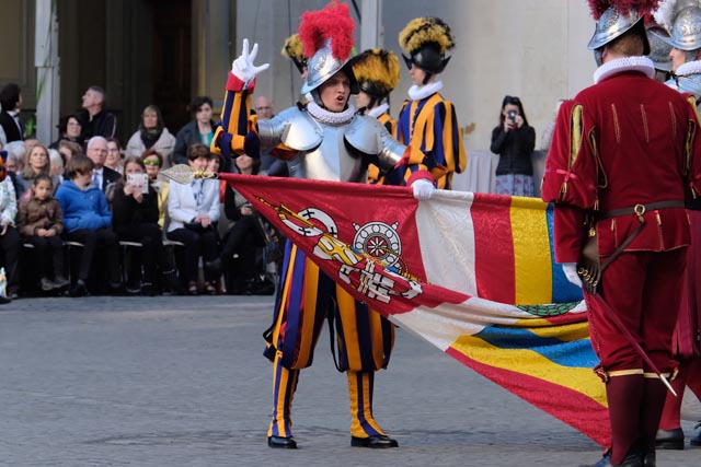 Im Jahr 2019 wurde der Reinacher Mauritz von Sury in Rom als Schweizergardist vereidigt. Foto: Päpstliche Schweizergarde 