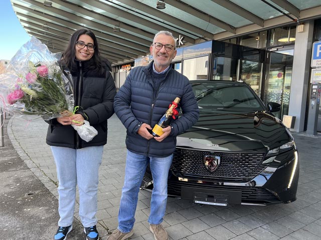 Gruppenbild mit Peugeot: Gewinnerin Dalia Kayali und Vater Jamil. Foto: Center Court