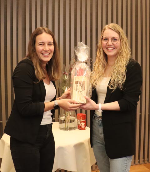 Nadine Thomann (links) übergibt Deborah Senn, welcher die Freimitgliedschaft verliehen wurde, ein Präsent. Foto: zVg