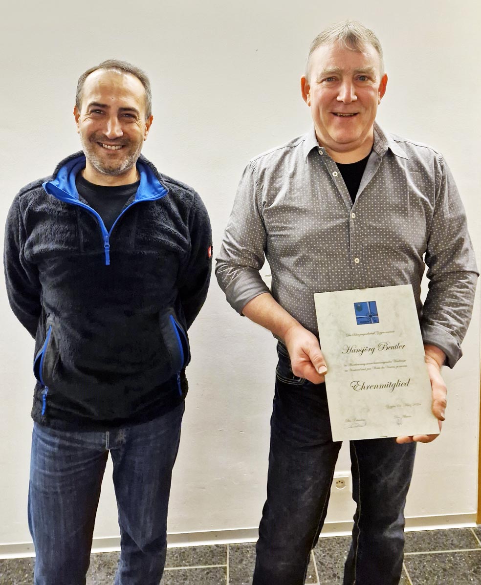 Neu-Aktivmitglied Ismet Gürbüz (links) mit dem neuem Ehrenmitglied Hansjörg Beutler (rechts). Foto: zVg