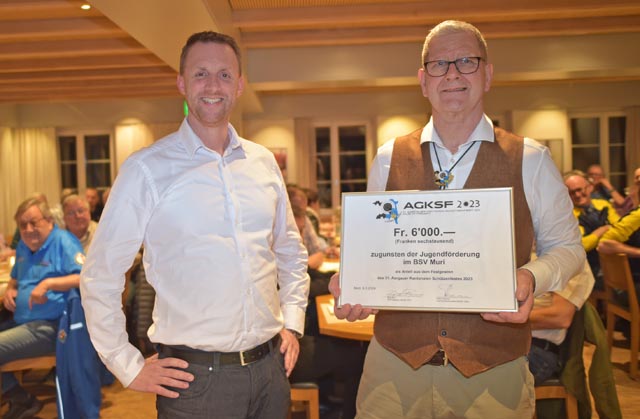 Grosse Freude beim Jungschützenverantwortlichen des Bezirksschützenverbandes Muri, Franz Wüest (links), über den grossen Betrag für die Nachwuchsförderung. Foto: wr