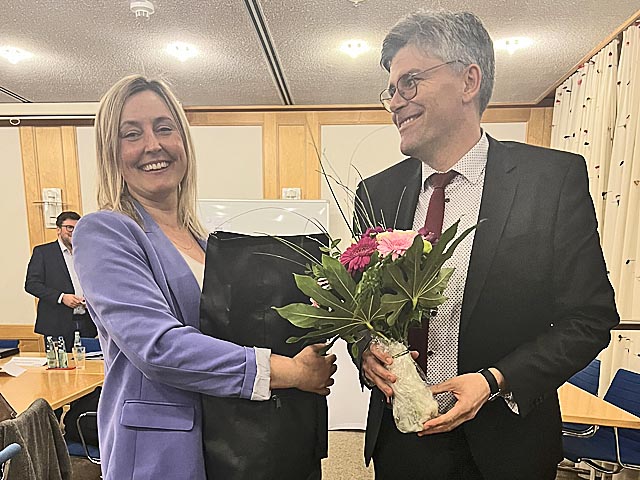 Verabschiedung von Geschäftsführerin Edmeier durch Landrat Dr. Martin Kistler. Foto: zVg