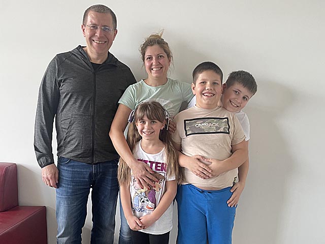 Das Ehepaar Yuri und Tonia Melnychuk mit ihren drei Kindern Polina, Stefan und Alex. Foto: Lilia Staiger
