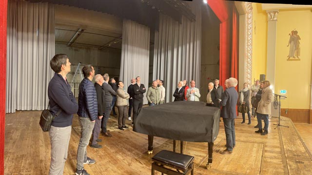 Besichtigung des Bahnhofsaals. Foto: zVg