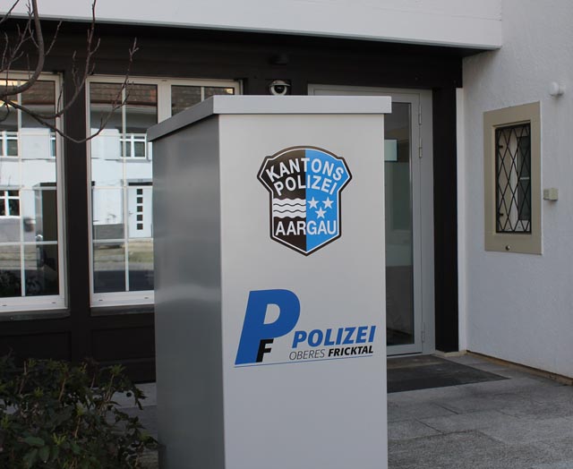 Eine Zusammenarbeit, die gut funktioniert: Die Polizei Oberes Fricktal und die Kantonspolizei Aargau teilen sich das Gebäude in Frick. Foto: Sonja Fasler