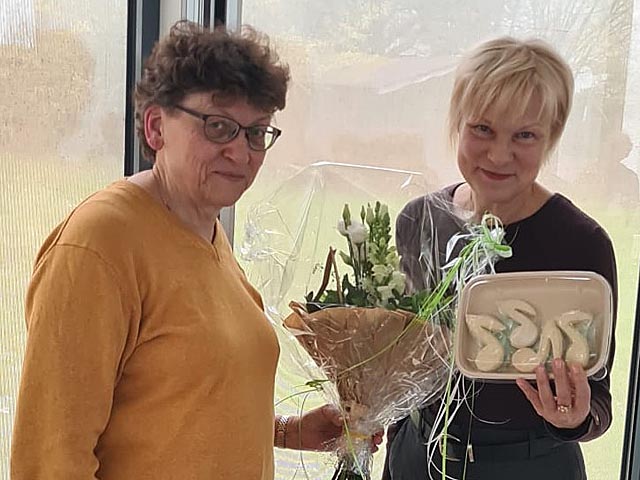 Die Präsidentin Helen Maurer dankt der Chorleiterin Ineza Kim für zehn Jahre Chorleitung. Foto: zVg