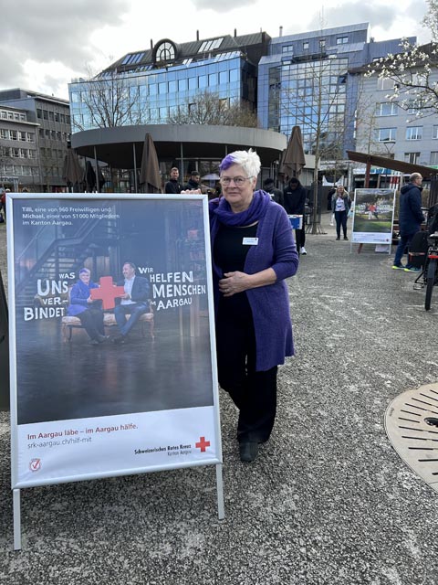 Tilli Burkhard ist eine der Freiwilligen auf den Plakaten. Sie engagiert sich im Rotkreuz-Fahrdienst und in der Starthilfe Elternzeit. Foto: zVg