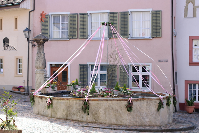 Laufenbrunnen: Geschmückte Osterbrunnen sind gut besucht