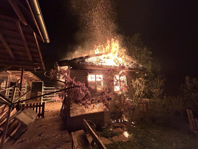 Uerkheim: Holzschopf geriet in Vollbrand