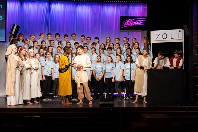 Rund 70 Teenager präsentieren voller Leidenschaft das Adonia-Musical «Zachäus». Foto: zVg