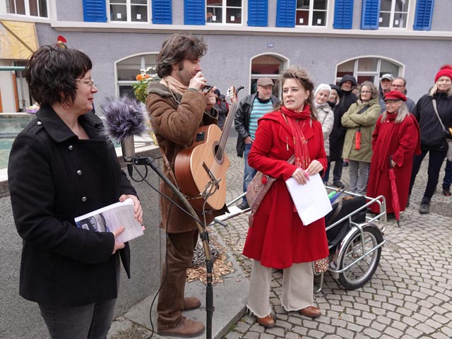 Andrea Worthmann, Gabriel Kramer und Sonja Wunderlin, von links, begleiteten den Rundgang mit Texten und Musik. Foto: Peter Schütz