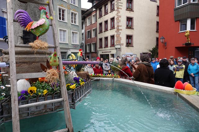 Blick auf den schön dekorierten Brunnen am Marktplatz. Foto: Peter Schütz