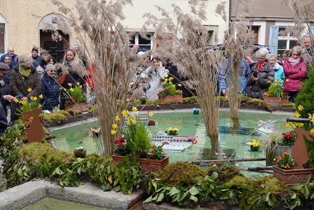 Hingucker: der Rösslibrunnen mit den Mini-Schiffen. Foto: Peter Schütz