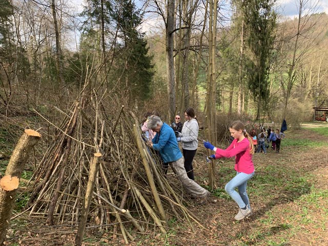 Mit vereinten Kräften wurden Unterschlupfmöglichkeiten für die verschiedensten Tiere geschaffen. Foto: zVg