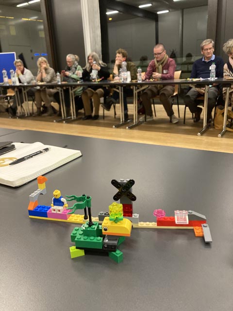Im Workshop «Klären einer Zukunftsfrage mittels Legobausteinen» erfuhren die Mentor:innen, wie Lego zur Problemlösung in der Beratung eingesetzt werden kann. Fotos: Brigitte Basler