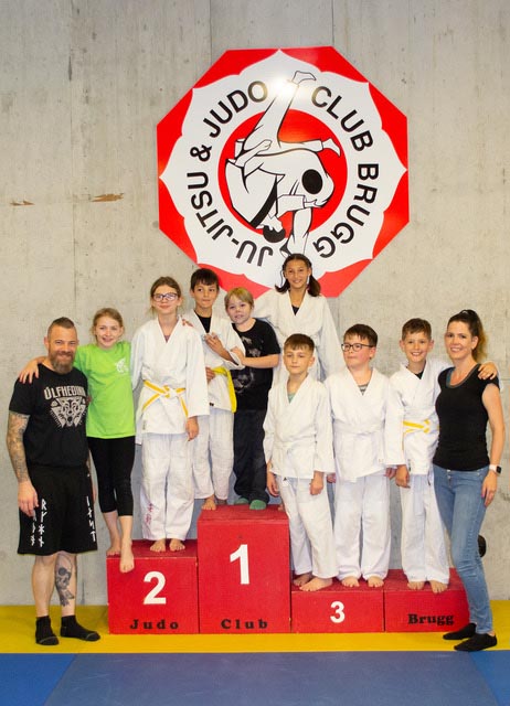 Die Fricker Jiukas mit ihren Trainern Marc Hassler und Daniela Rohrer. Foto: zVg