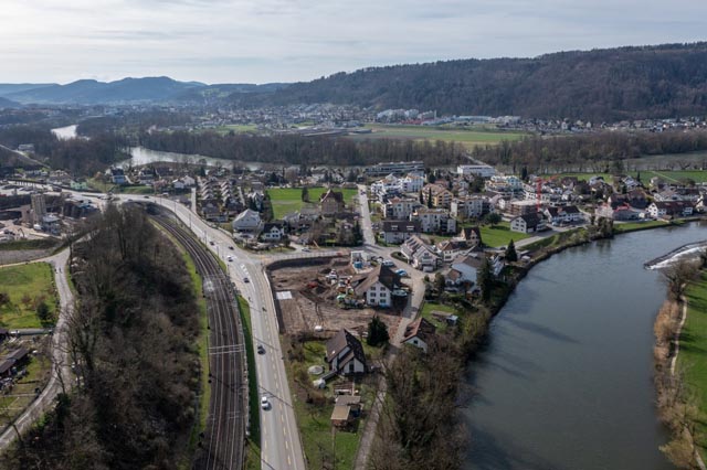 Die Ausgrabungsstelle in Gebenstorf-Steinacher liegt direkt an der Limmat. Foto: Kantonsarchäologie, © Kanton Aargau