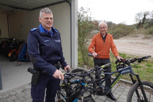 Hansueli Loosli, Leiter Regionalpolizei unteres Fricktal (links), und Vizeammann Walter Jucker mit aufgefundenen Velos.  Archiv-Bild: Peter Schütz