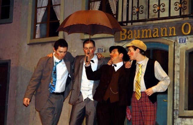 Heiri mit dem Gaunertrio im Niederdorf 2008. Foto:© Theaterbühne Zuzgen