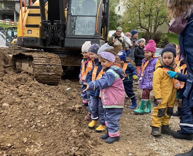 Die Kinder warfen ihre bunt bemalten Grundsteinchen in die Grube. Foto: Sonja Fasler