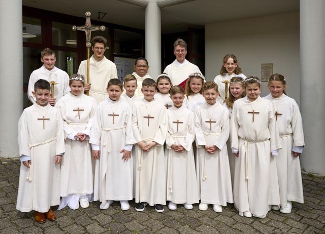 Die Erstkommunionkinder aus Sisseln, Münchwilen und Stein vor der Bruder Klaus Kirche in Stein gemeinsam mit Pfarrer Stefan Wolo Itu und Pfarreiseelsorger Berthold Kessler (in der Mitte hinten von links). Foto: zVg