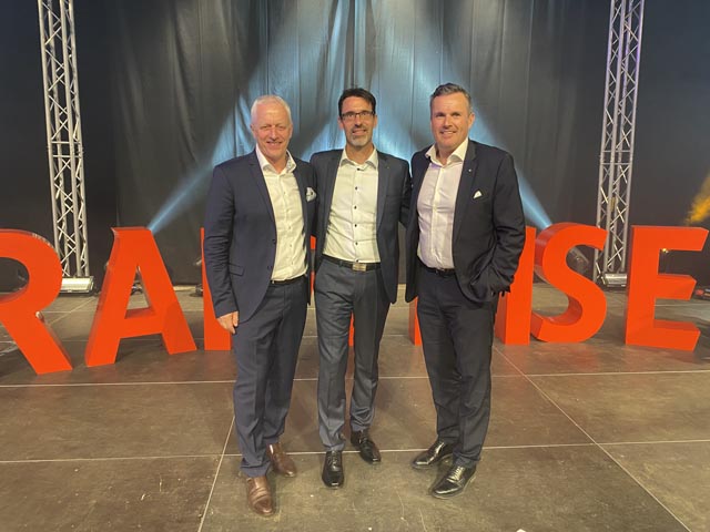 Wechsel im Verwaltungsrat: Präsident Erwin Schwarb (links) und Oscar Elias (rechts) verabschieden sich nach 18 Jahren, um das Zepter an Thomas Waldmeier (Mitte) zu übergeben. Foto: Sonja Fasler