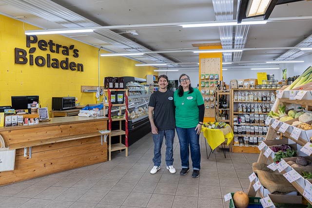 Petra Faude (rechts) und James Binder (Verkauf, Marketing und Handwerk). Foto: Alex Uehlinger