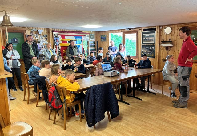  Die Jugendlichen und ihre Eltern hören interessiert dem Jungfahrleiter Dani Wyss zu. Foto: Christian Schneider