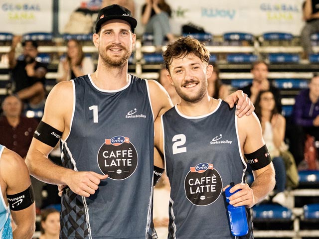 Leo Dillier (links) und Adi Heidrich freuen sich über den ersten Turniersieg der Saison. Foto: zVg