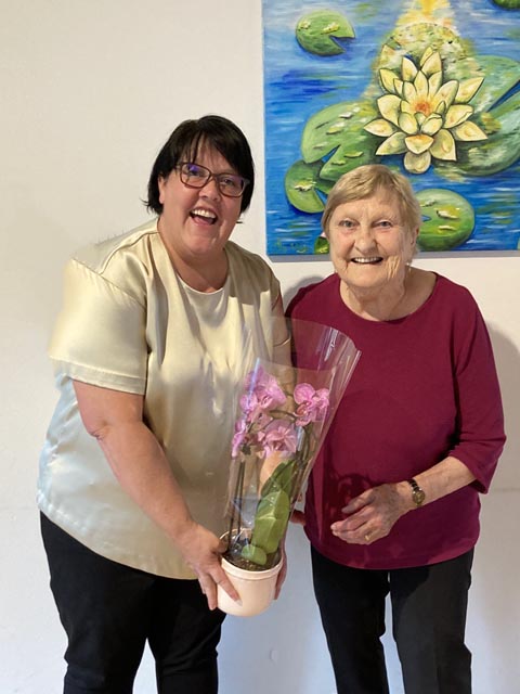 Präsidentin Patricia Käser (links) gratulierte Nicola Erne mit Blumen zur Ehrenmitgliedschaft. Foto: Nelly Lehmann