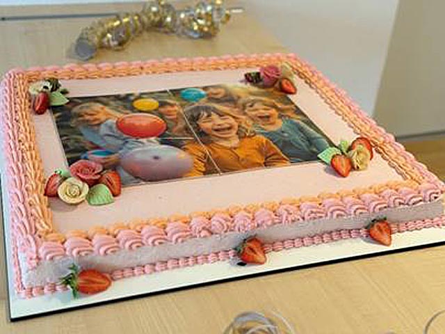 Der Ausbau der Kita ist erfolgreich vollzogen: Zur Feier des Tages produzierte die KSB-Küchencrew eine feine Erdbeertorte. Foto: zVg