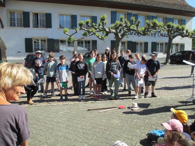 Primarschüler und -schülerinnen auf dem Dorfplatz in Wölflinswil. Foto: Priska Fuchs