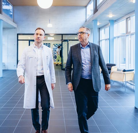  Klinikleitung: Matthias Mühlheim, adm. Direktor, und Prof. Leo Bonati, Chefarzt und med. Direktor. Foto: Reha Rheinfelden