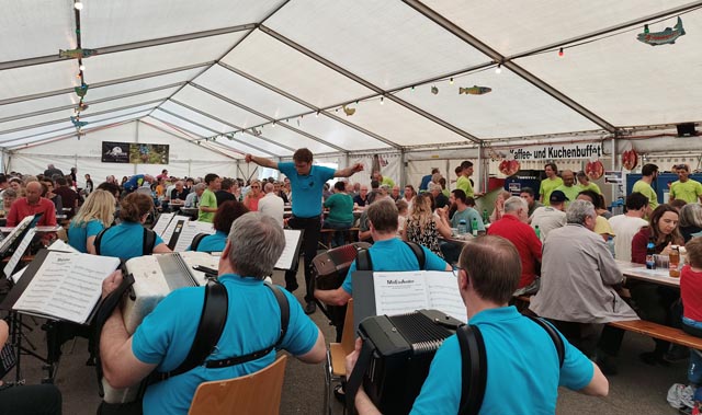 Frühschoppenkonzert und volles Zelt am Sonntag. Foto: Christine Steck
