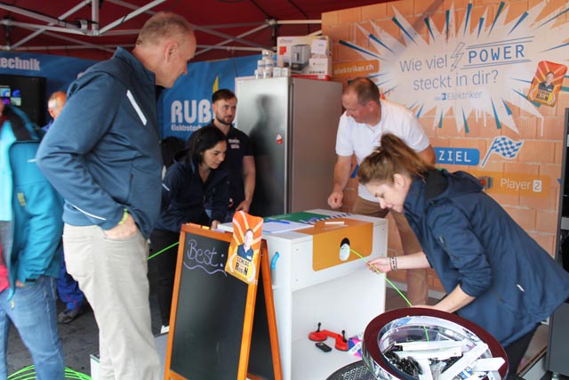 Wer zieht das Elektrokabel am schnellsten ein? Foto: Sonja Fasler