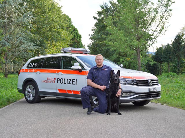 Diensthund «Clay» mit seinem Hundeführer. Foto: Polizei BL