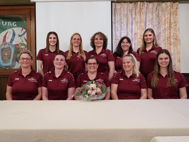 Die bisherigen und neuen Vorstandsmitglieder freuen sich auf die kommende Saison. Hinten v.l.: Claudia Rinderknecht, Lea Oliva, Petra Barbazza, Jeanne Frey, Noelle Tschanz; vorne, v.l.: Monique Lindemann, Aline Bieri, Seraina Ernst, Claudia Siegenthaler-Koller und Rebecca Amstad. Foto: Regula Rügge