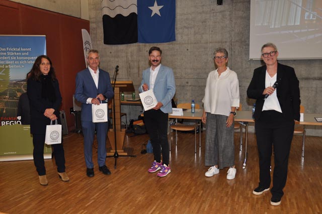 Von links: Die Referenten Carina Steiner, Bruno Hofer, Raphael Graser sowie die Fricktal-Regio-Vertreterinnen Judith Arpagaus (Leiterin Geschäftsstelle), und Françoise Moser (Präsidentin Planungsverband). Foto: Jörg Wägli